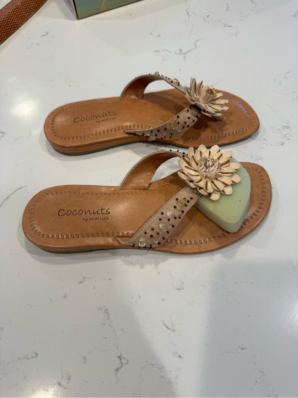 Coconuts by Matisse tan leather thong sandals Sunny Natural size 9 - Picture 4 of 7